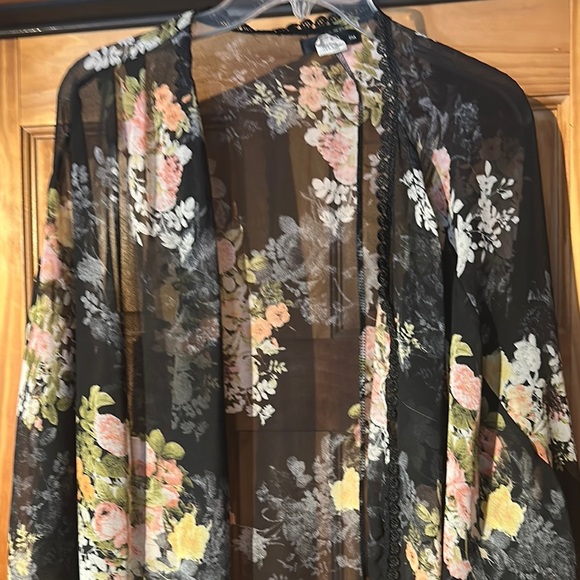 Ing Black and Pink Blouse with Flowing Design - Picture 4 of 4